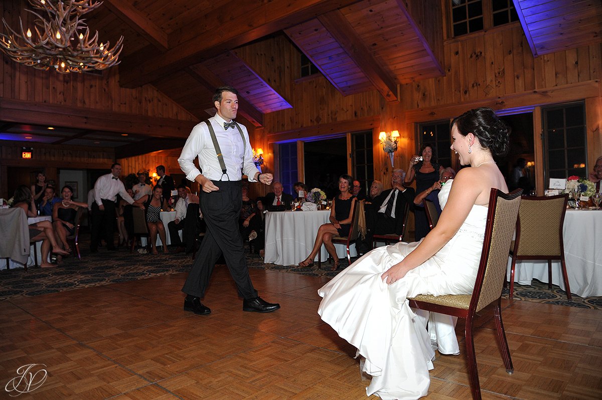 hilarious moment during garter/bouquet toss