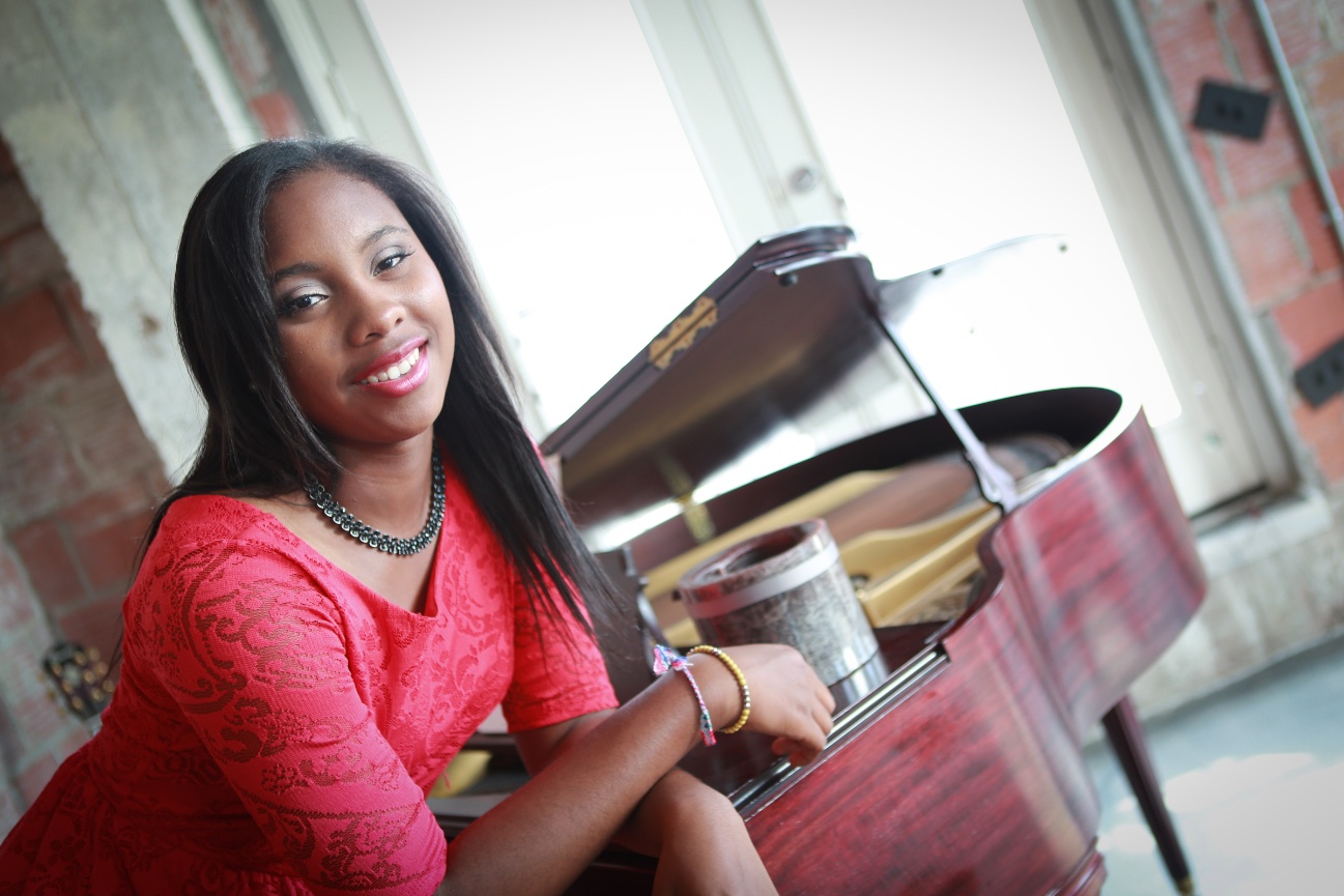 high-school-girl-senior-photos-houston-downtown-piano