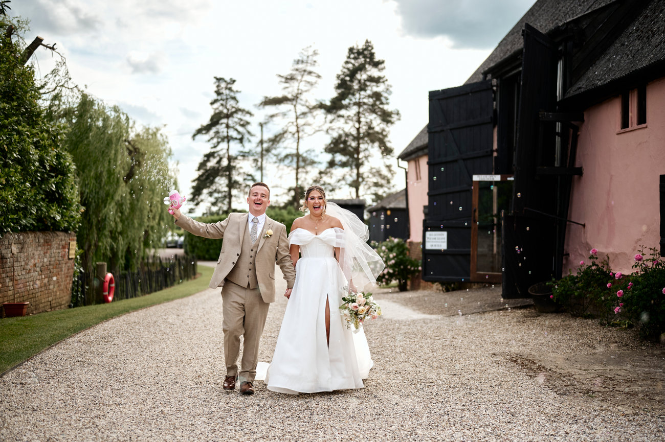 Gaynes Park Summer Wedding - Harriet & Ed