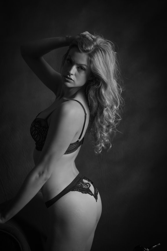 🎁 When You’re Not Sure What Size… Get Her a Boudoir Session! 💋