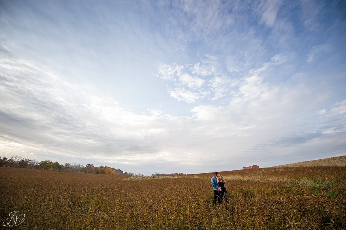 romantic fall engagement pictures scenic